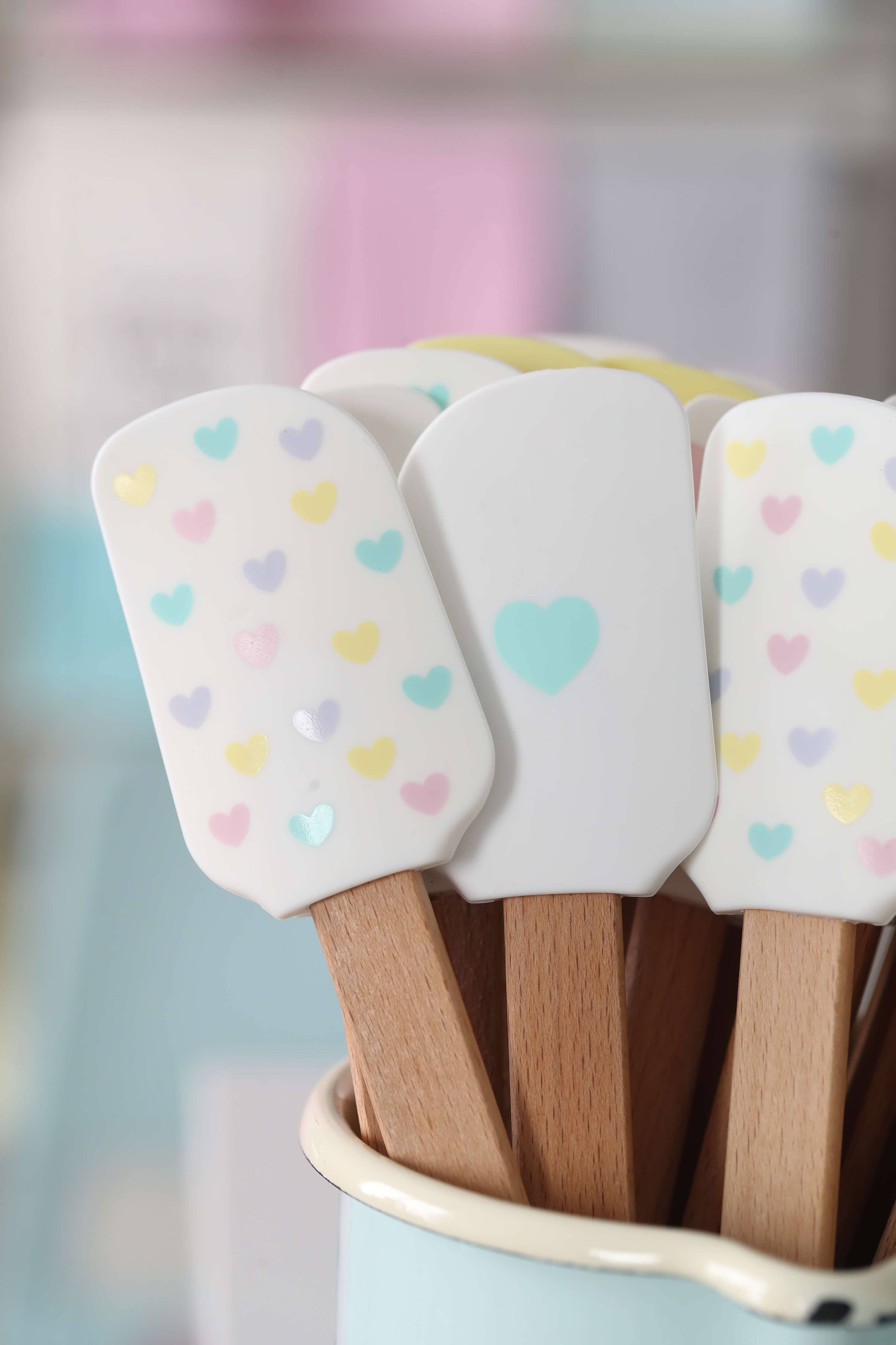 Miss Étoile Spatula with hearts all over